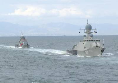 Корабли Каспийской флотилии провели морской бой с условным противником