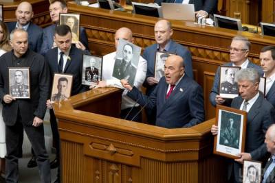 ОПЗЖ устроили акцию "памяти дедов" возле трибуны парламента