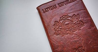 Паспорт вместо медали. Кому Латвия дарит гражданство за особые заслуги