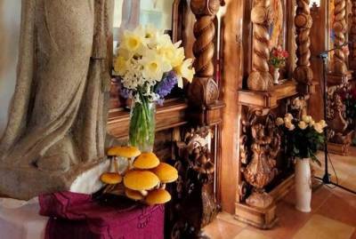 В церкви Черновцов статуя святого обросла грибами
