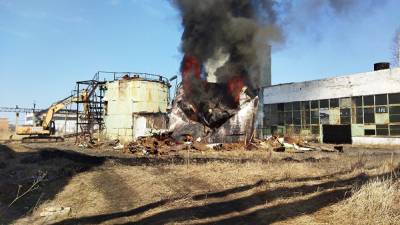 На территории бывшего Петуховского литейно-механического завода горел резервуар с мазутом