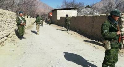 Киргизские и таджикские военные ведут перестрелку на границе