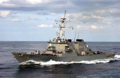 Эсминец «Джон Маккейн» ВМС США помешал маневрам китайских кораблей