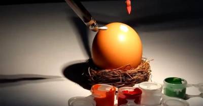Писанка от Да Винчи: в Днепре врач-гинеколог расписал яйцо с помощью хирургического робота