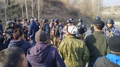 На границе между Киргизстаном и Таджикистаном началась перестрелка: есть раненые