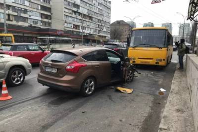В Киеве маршрутка столкнулась с грузовиком и легковушкой, есть пострадавшие