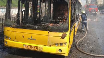 В Киеве дотла сгорел автобус: впечатляющее видео пожара на проспекте Правды