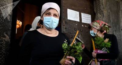Страстная неделя: как верующие Грузии посещают храмы в масках - фото