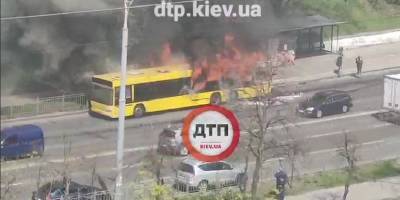 В сети показали видео, как в Киеве на проспекте Правды сгорел 102 автобус - ТЕЛЕГРАФ