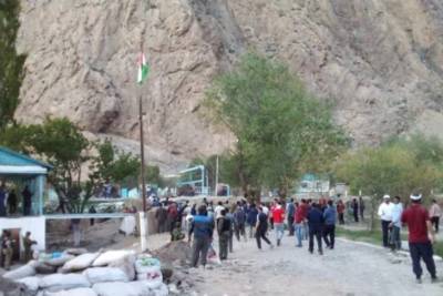 На границе Киргизии и Таджикистана произошла перестрелка между силовиками, 8 человек в больнице