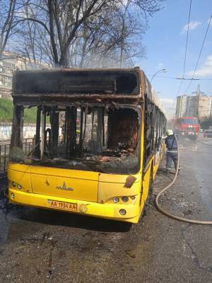 В Киеве на ходу загорелся автобус с пассажирами: впечатляющее видео