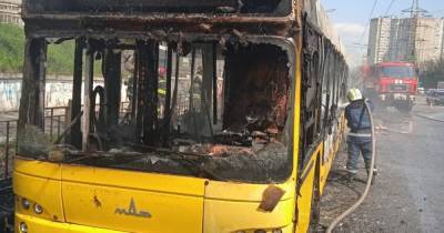 В Киеве дотла сгорел автобус, который вез пассажиров (ФОТО)