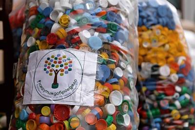 С начала года собрано более 15 тонн пластмассовых крышечек в помощь больным детям