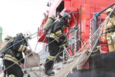 В Кольском заливе спасатели тушили пожар на палубе судна «Хугинн»