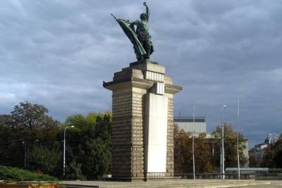 СК возбудил дело об осквернении памятника красноармейцам в Чехии