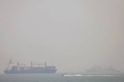 В КНР после столкновения двух судов в море вылилось около 400 тонн топлива