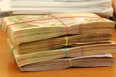 Зарплаты украинцев выросли более чем на тысячу гривен в марте: данные Госстата
