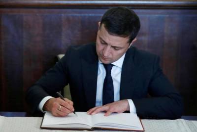 Зеленский подписал закон о договорах с поставщиками коммунальных услуг