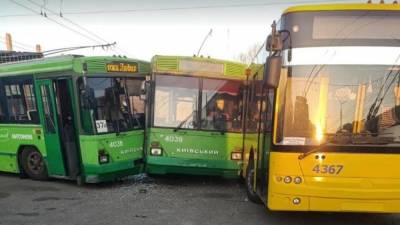 В депо в Киеве столкнулись три троллейбуса
