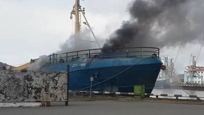 ЧП. В порту Мурманска загорелось рыболовное судно. Видео