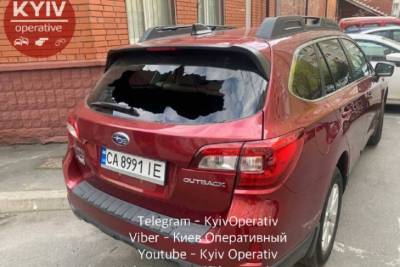 В Киеве разгромили припаркованные авто: соцсети теряются в догадках