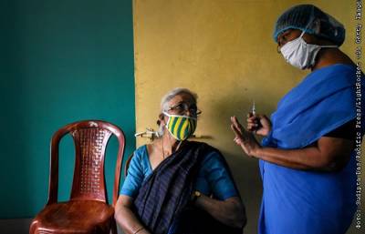 Индия с 1 мая начнет прививать граждан вакциной "Спутник V"
