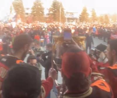 С песнями и аплодисментам: хоккеистов "Авангарда" встретили в Омске как героев