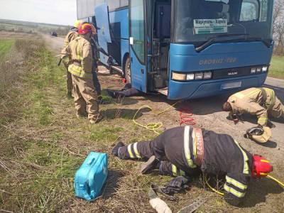 На Донбассе во время ремонта рейсового автобуса погиб водитель