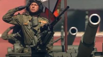 Россияне ждут во время Парада Победы пролета камеры через дуло внутрь танка