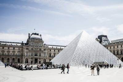 Франция начинает принимать иностранных туристов с 9 июня