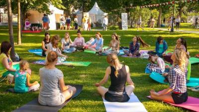 В саду Баумана открылась новая студия йоги