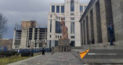"Это провокация": МИД Армении осудил поджог памятника Махатме Ганди в Ереване