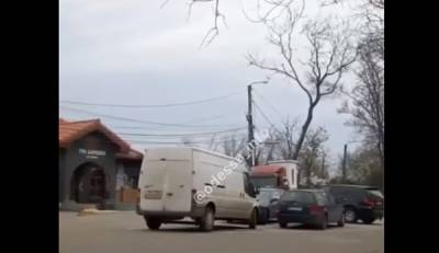 Отдыхающим перекрыли проезд на пляж в Одессе: обнародовано видео
