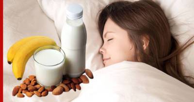 Орехи, бананы, молоко: названы продукты, которые помогут справиться с бессонницей
