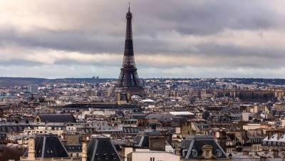 Франция начнет прием иностранных туристов с санитарными сертификатами