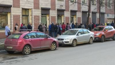 Петербуржцы стоят в огромной очереди за сертификатами для детей