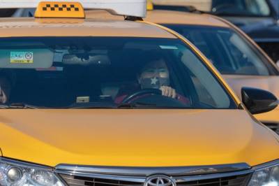 Пассажирка устроила скандал в «антиковидном» такси в Москве