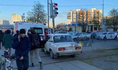 Водитель умер за рулем: в Харькове "Жигули" въехали в светофор