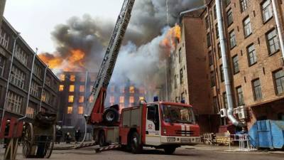 Власти рассказали о состоянии пожарных, пострадавших на Невской мануфактуре