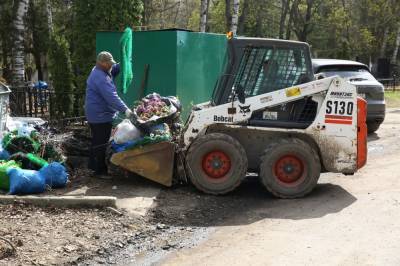 С кладбищ Липецка вывезли свыше трёх тысяч кубометров мусора