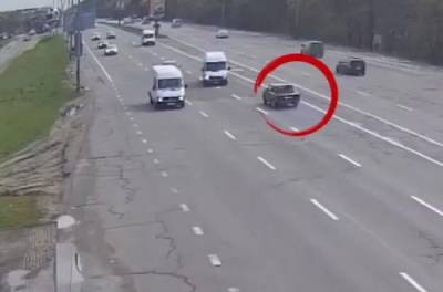 В Киеве водитель потерял сознание за рулем, его автомобиль вылетел на встречку. ВИДЕО