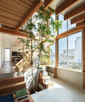 Современный дом с атриумом в Японии