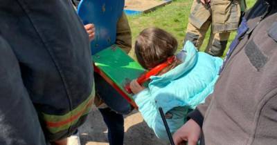 В Павлограде маленькая девочка застряла головой в качели: фото и видео спасения (4 фото)