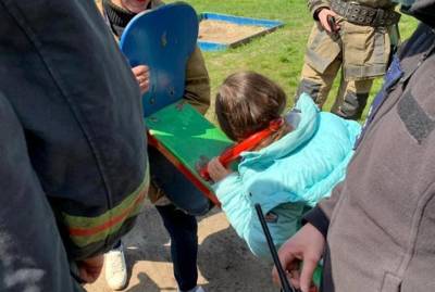 На Днепропетровщине спасали 10-летнюю девочку, застрявшую головой в качелях
