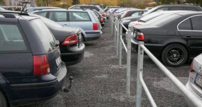 Не царапайте машину: латвийцы требуют расширить парковки