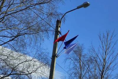 В Буграх заметили исковерканные триколоры, напоминающие флаг Сербии — фото