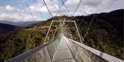 В Португалии открыли самый длинный подвесной пешеходный мост в мире — фоторепортаж