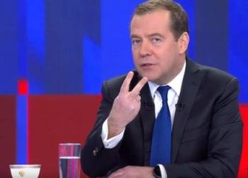 Медведев призвал начать переход на четырехдневку с эксперимента в отдельных фирмах или регионах