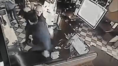 Посетитель набросился с ножом на сотрудников столичного кафе. Видео