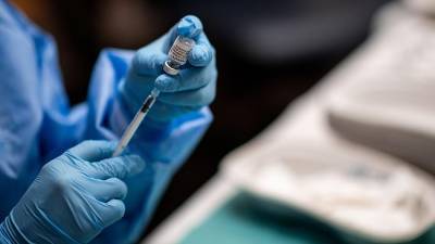 Во Франции еще два человека скончались после прививки AstraZeneca